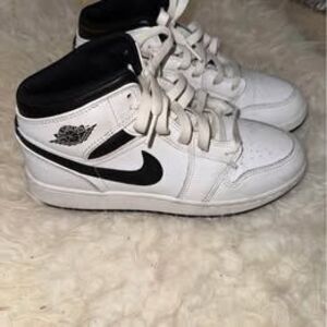 Size 5.5 youth  Nike Air Jordan 1 Mid